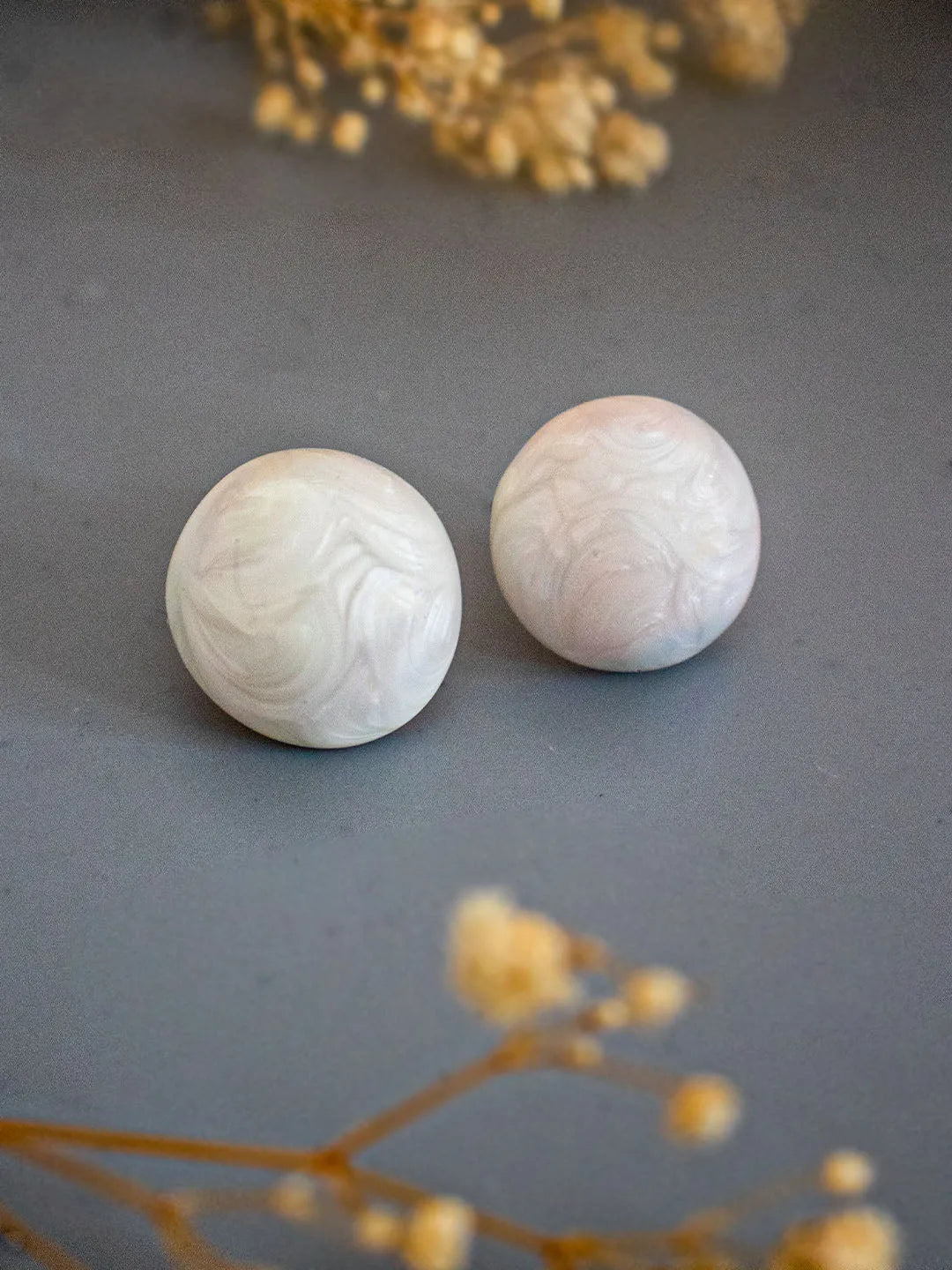 Ishhaara White Round Shaped Marble Effet Stud Earrings