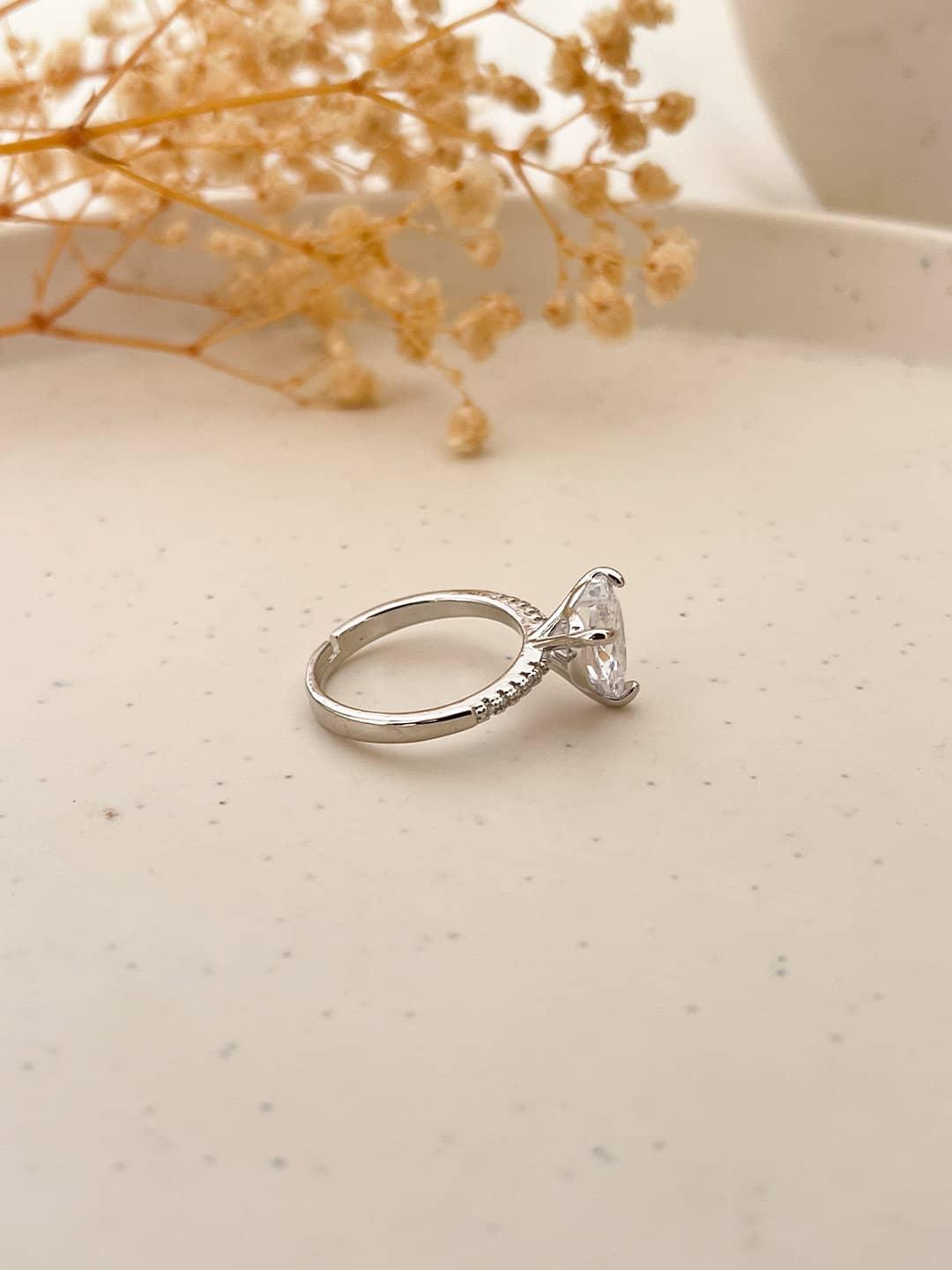 Ishhaara White Sweetheart Diamond Heart Ring