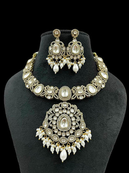 Ishhaara Victorian Necklace With Earrings