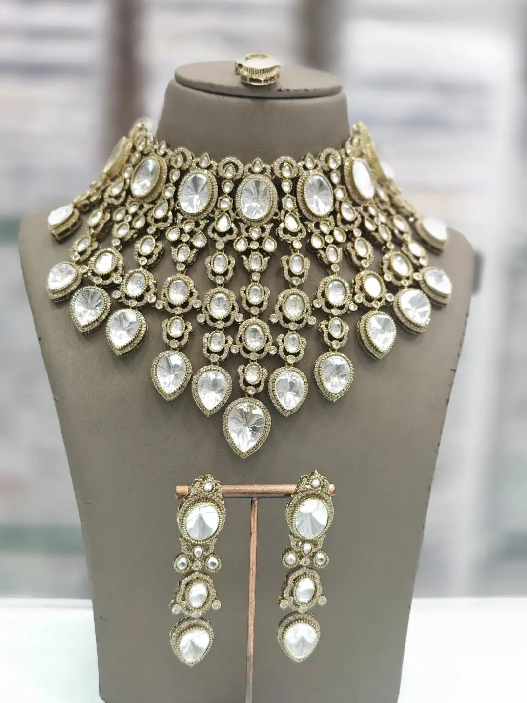 Ishhaara White Victorian Polished Moissanite Kundan Choker Necklace